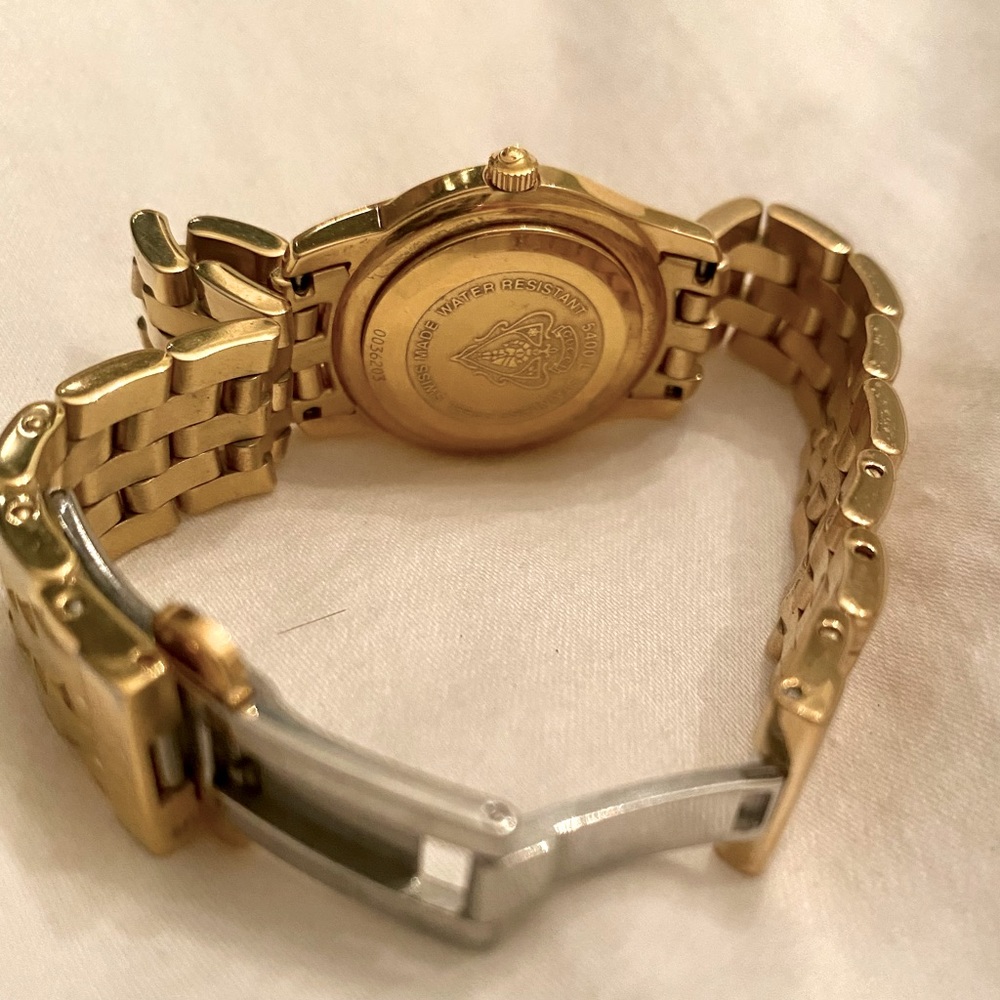 ✨Gucci✨ 100% Authentic Gucci watch. Beautiful and classic gold tone watch. - Picture 2 of 4
